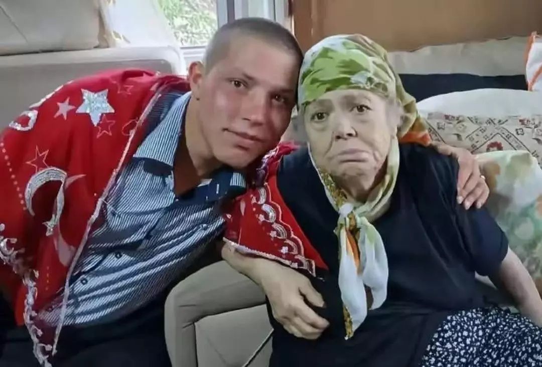 “Sadece garibanlar mı gider askere” demişti… Türkiye’nin konuştuğu asker İbrahim Çetin, acı haberle yıkıldı! 3