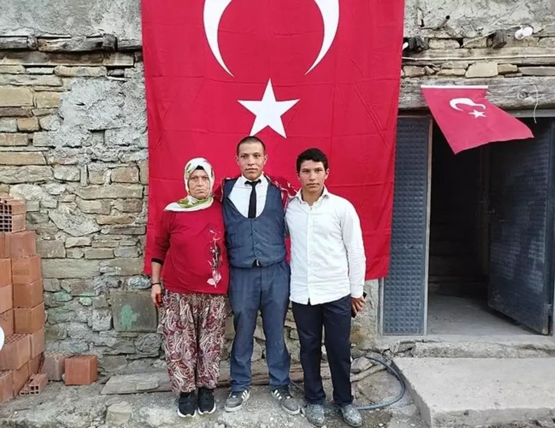 “Sadece garibanlar mı gider askere” demişti… Türkiye’nin konuştuğu asker İbrahim Çetin, acı haberle yıkıldı! 2