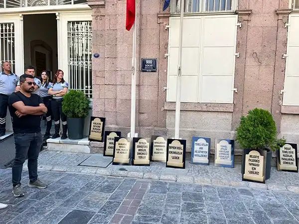 İzmir'de kooperatif mağdurlarından Cemil Tugay’a sert tepki: Depremde yaşanacak can kayıplarından bizzat sorumlu olacaksınız! 2