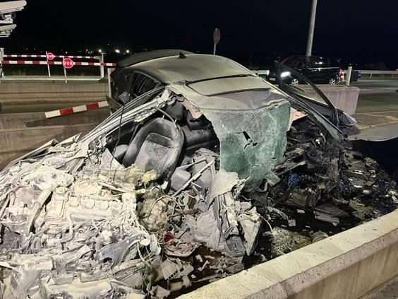 Kocaeli’de feci kaza! Beton bankete çarpan otomobil hurdaya döndü 3
