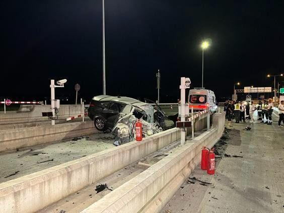 Kocaeli’de feci kaza! Beton bankete çarpan otomobil hurdaya döndü 4