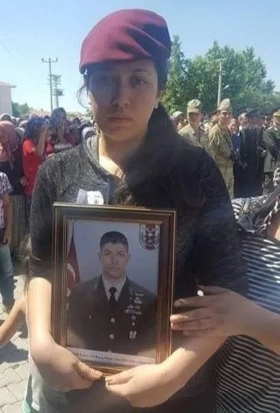 Babası gibi şanlı üniformayı taşıyor: 15 Temmuz kahramanı Şehit Ömer Halisdemir’in kızı Elif Nur teğmen oldu! 2