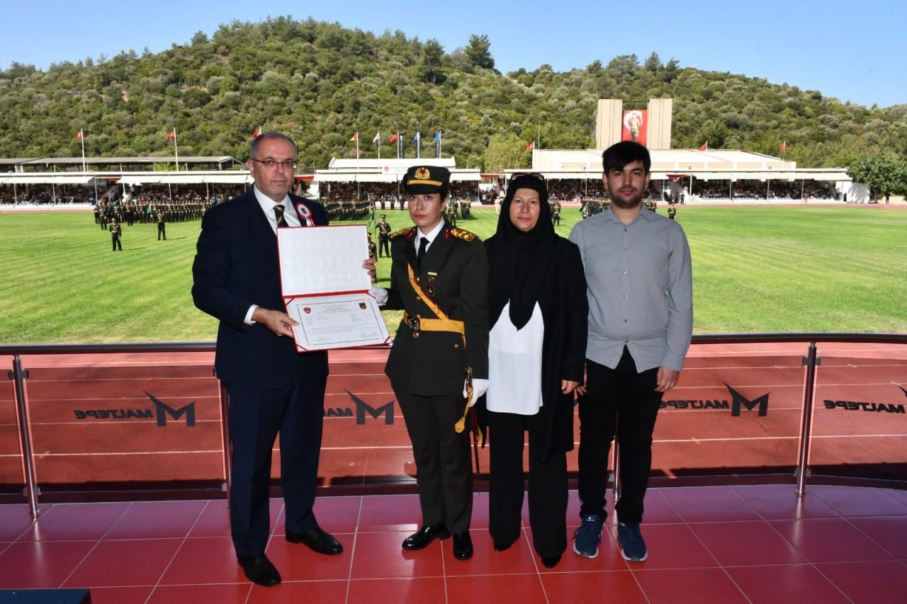 Babası gibi şanlı üniformayı taşıyor: 15 Temmuz kahramanı Şehit Ömer Halisdemir’in kızı Elif Nur teğmen oldu! 1