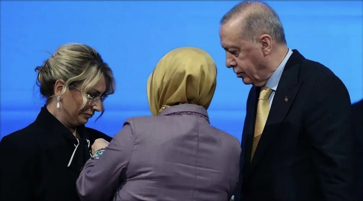 CHP'deyken sadece Atatürk asılıydı... AK Parti’ye geçen Yasemin Fazlaca’dan dikkat çeken hamle: Makamına Erdoğan portresini astı! 1