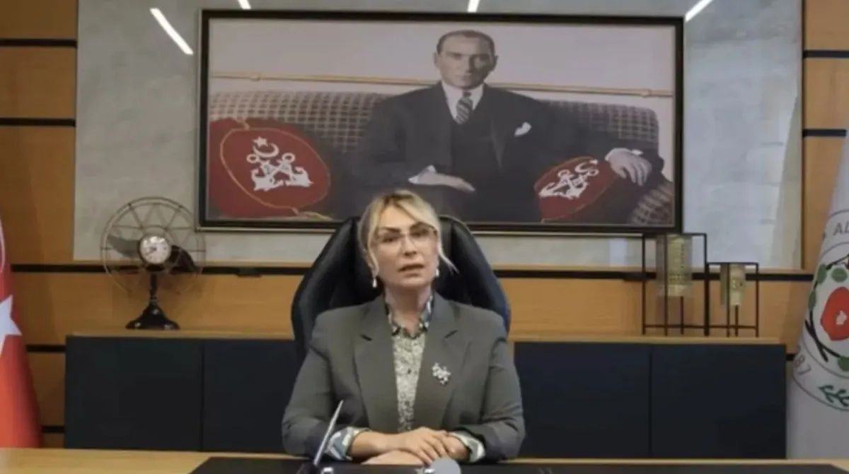 CHP'deyken sadece Atatürk asılıydı... AK Parti’ye geçen Yasemin Fazlaca’dan dikkat çeken hamle: Makamına Erdoğan portresini astı! 3