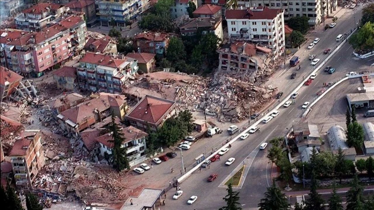 26 yıldır dinmeyen acı! 17 Ağustos depreminde hayatını kaybedenler duygu dolu törenle anıldı 1
