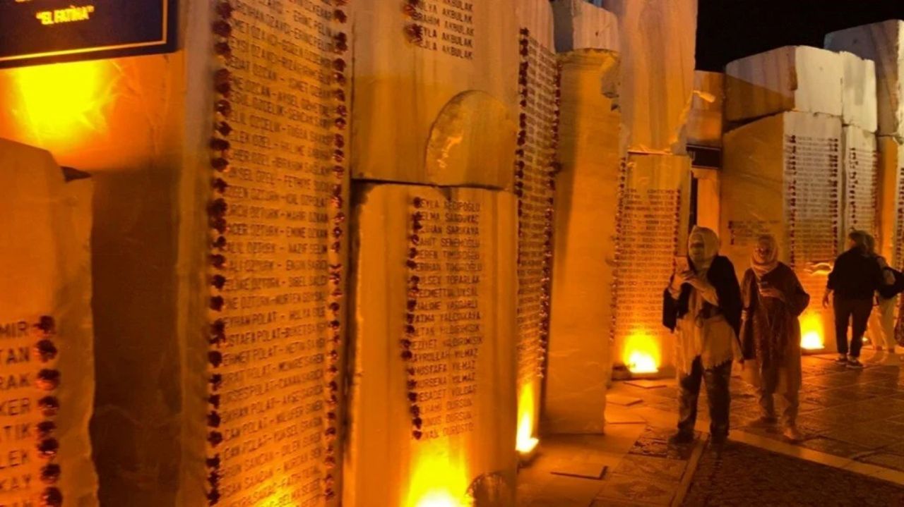 26 yıldır dinmeyen acı! 17 Ağustos depreminde hayatını kaybedenler duygu dolu törenle anıldı 10