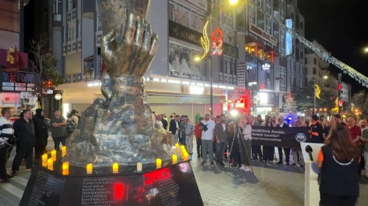 26 yıldır dinmeyen acı! 17 Ağustos depreminde hayatını kaybedenler duygu dolu törenle anıldı 11