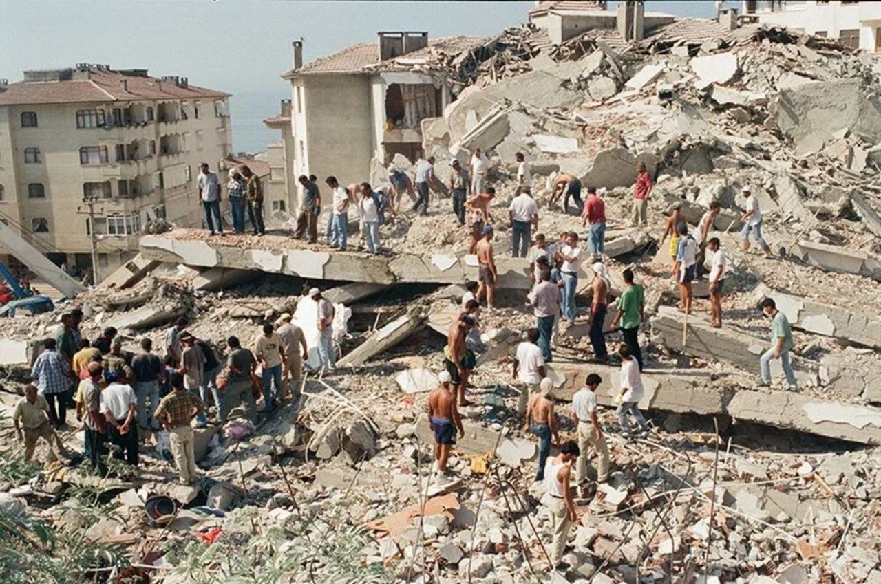 26 yıldır dinmeyen acı! 17 Ağustos depreminde hayatını kaybedenler duygu dolu törenle anıldı 13