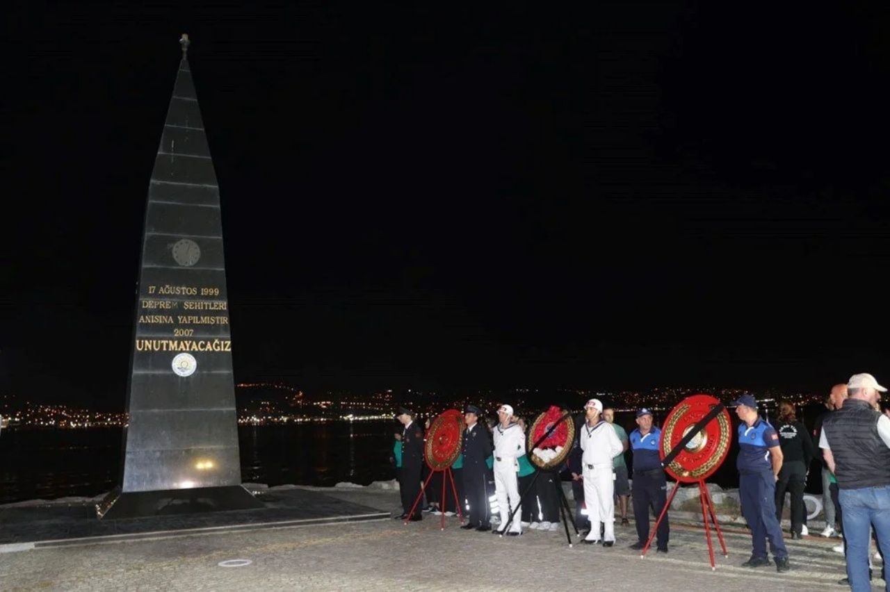 26 yıldır dinmeyen acı! 17 Ağustos depreminde hayatını kaybedenler duygu dolu törenle anıldı 2