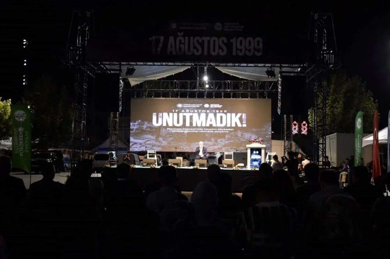 26 yıldır dinmeyen acı! 17 Ağustos depreminde hayatını kaybedenler duygu dolu törenle anıldı 6