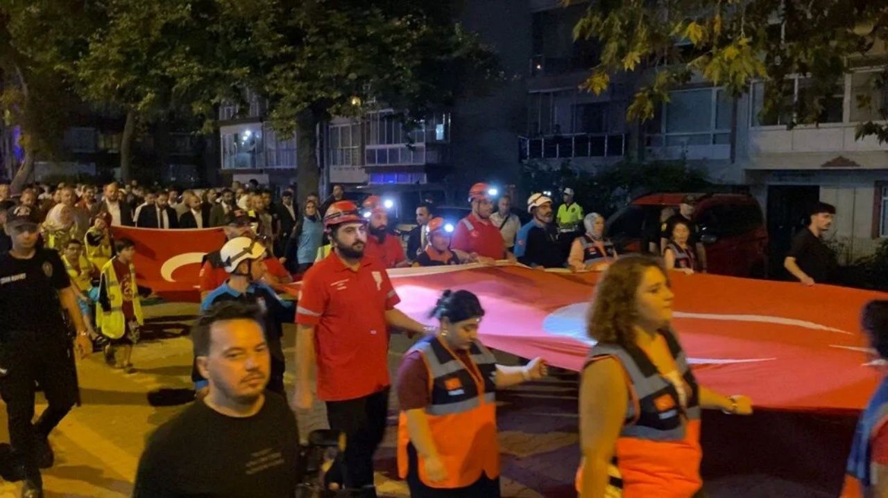 26 yıldır dinmeyen acı! 17 Ağustos depreminde hayatını kaybedenler duygu dolu törenle anıldı 8