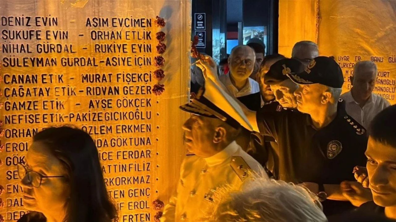 26 yıldır dinmeyen acı! 17 Ağustos depreminde hayatını kaybedenler duygu dolu törenle anıldı 9
