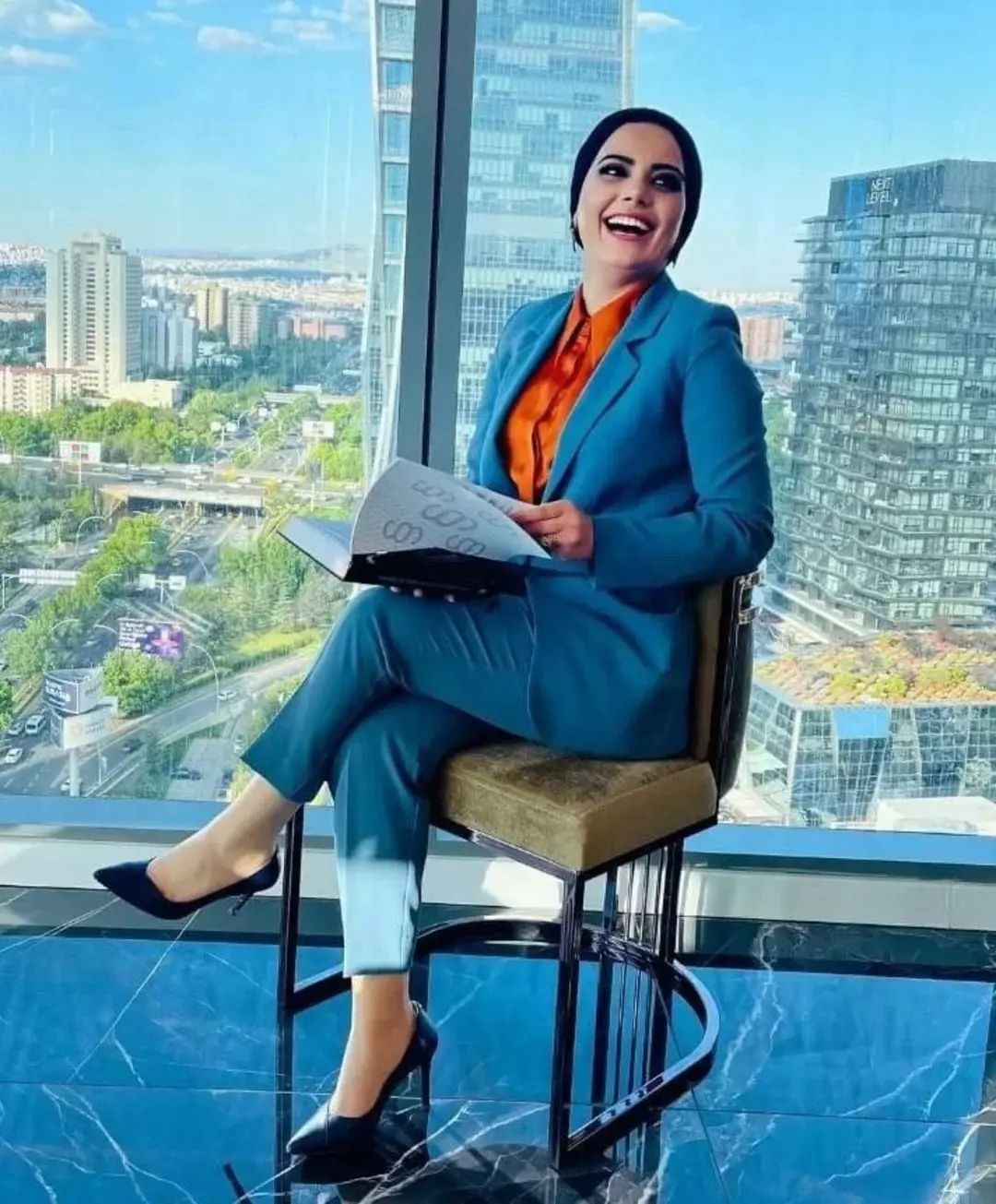 Altın varaklı masalar, kırmızı taht koltuklar… Cem Duman operasyonunda yeni perde: Akit TV yorumcusu avukat Semra Ilık da gözaltına alındı 4