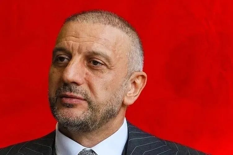 Ruhsatsız silahlar, seri atış aparatları, çelik yelek… İBB'deki yolsuzluk çetesinden kiralık katil planı deşifre oldu! Talimatı veren sır avukat aranıyor! 7