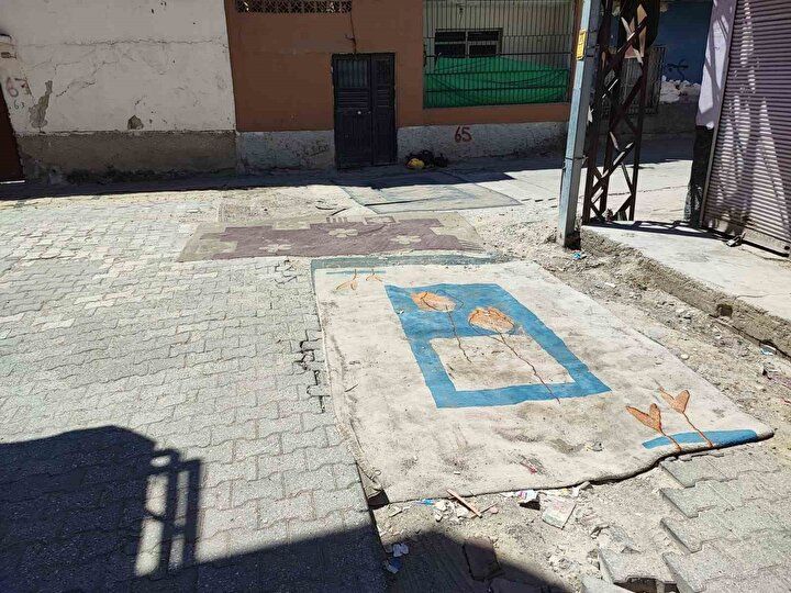 CHP’li Adana Büyükşehir Belediyesi'nde hizmet yok, vatandaşa çile çok! Yolu halıyla örttüler... 1