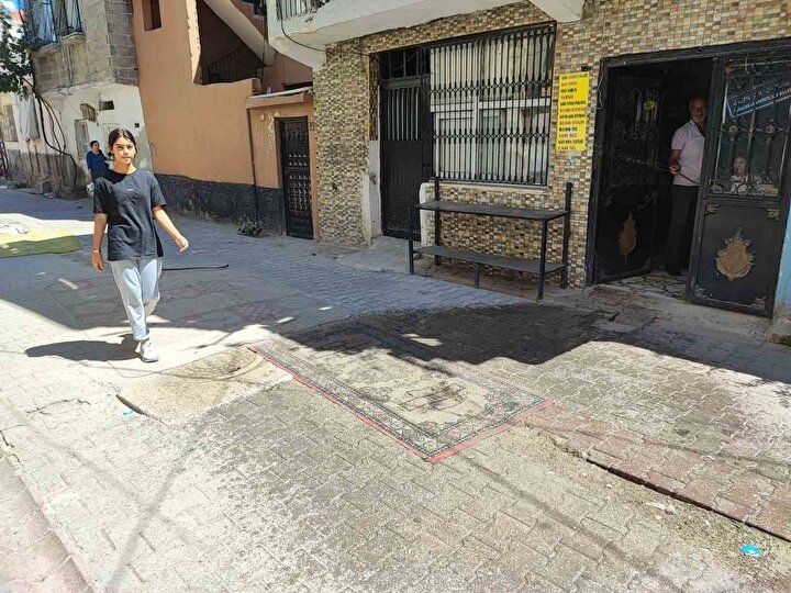 CHP’li Adana Büyükşehir Belediyesi'nde hizmet yok, vatandaşa çile çok! Yolu halıyla örttüler... 6