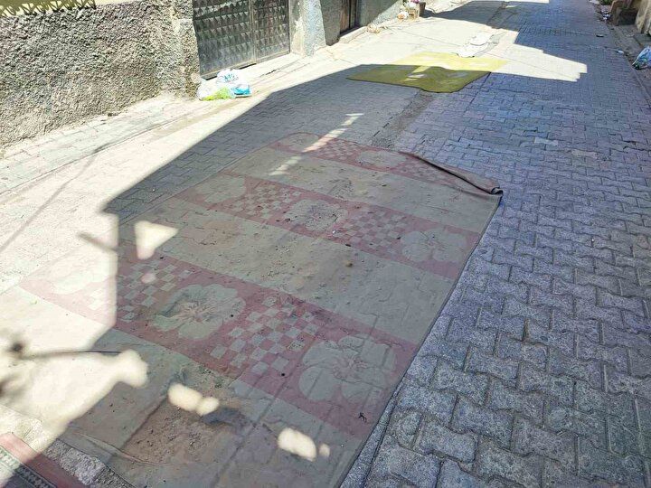 CHP’li Adana Büyükşehir Belediyesi'nde hizmet yok, vatandaşa çile çok! Yolu halıyla örttüler... 2