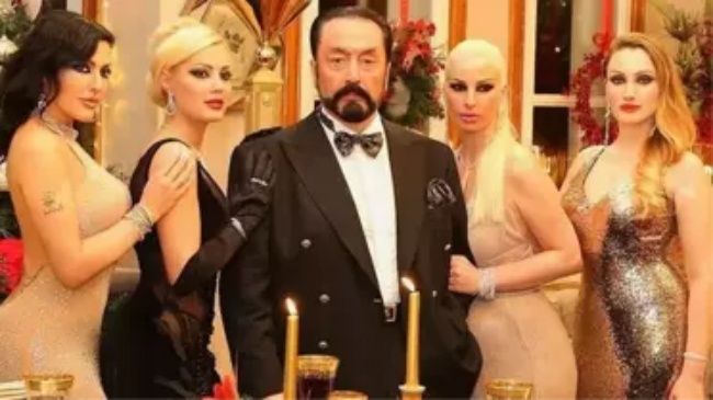 Lüks hayattan plastik sandalyeye... Adnan Oktar'ın baş kediciği Merve Büyükbayrak’ın cezaevi fotoğrafları paylaşıldı 9
