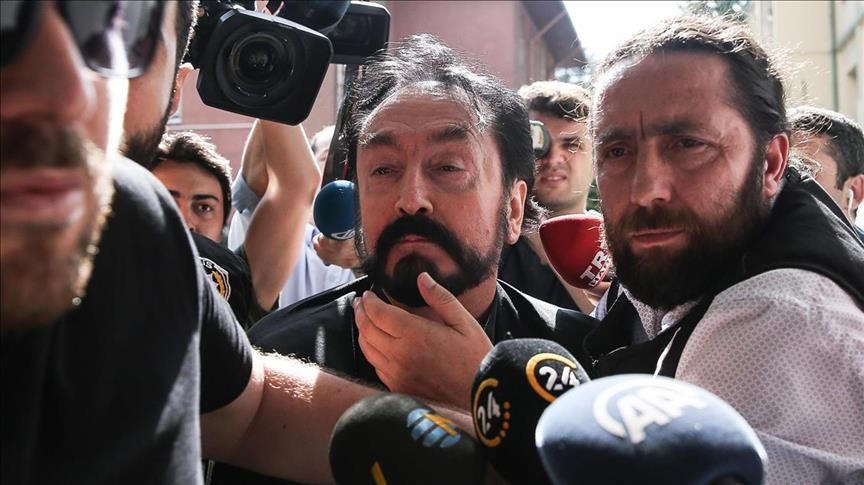Lüks hayattan plastik sandalyeye... Adnan Oktar'ın baş kediciği Merve Büyükbayrak’ın cezaevi fotoğrafları paylaşıldı 7