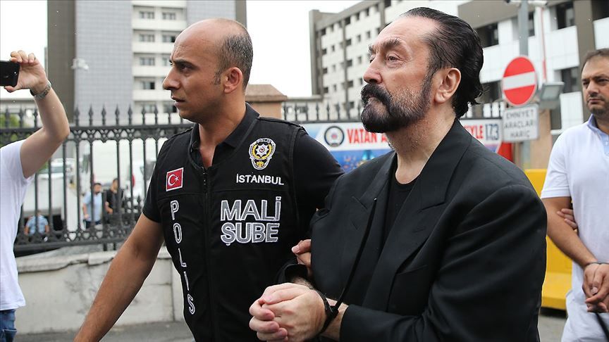 Lüks hayattan plastik sandalyeye... Adnan Oktar'ın baş kediciği Merve Büyükbayrak’ın cezaevi fotoğrafları paylaşıldı 1