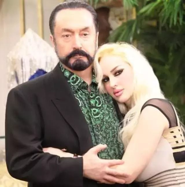 Lüks hayattan plastik sandalyeye... Adnan Oktar'ın baş kediciği Merve Büyükbayrak’ın cezaevi fotoğrafları paylaşıldı 6