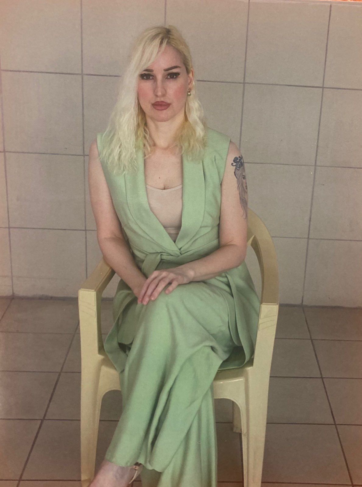 Lüks hayattan plastik sandalyeye... Adnan Oktar'ın baş kediciği Merve Büyükbayrak’ın cezaevi fotoğrafları paylaşıldı 3