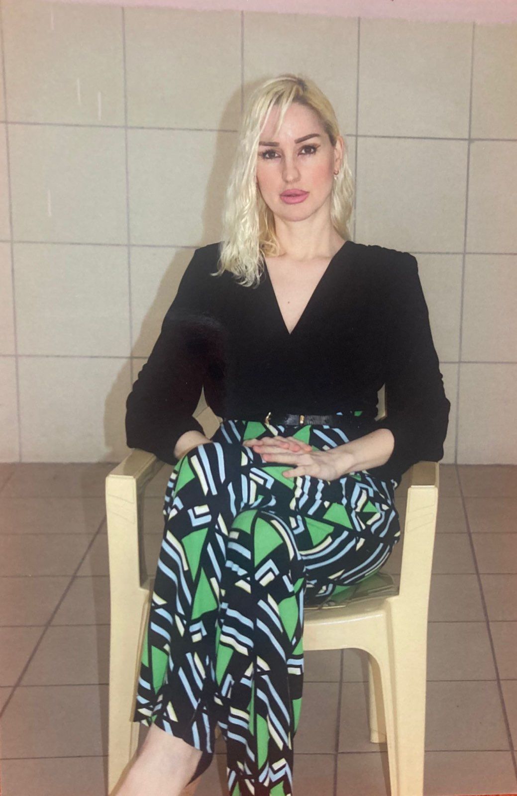 Lüks hayattan plastik sandalyeye... Adnan Oktar'ın baş kediciği Merve Büyükbayrak’ın cezaevi fotoğrafları paylaşıldı 5