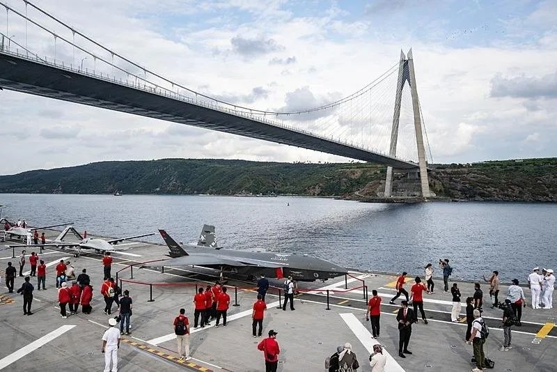 Mavi Vatan'da tarihi an! Atatürk’ün mirası yeniden denizlerde... Savarona ve TCG Anadolu Boğaz'dan yan yana geçiyor! 12
