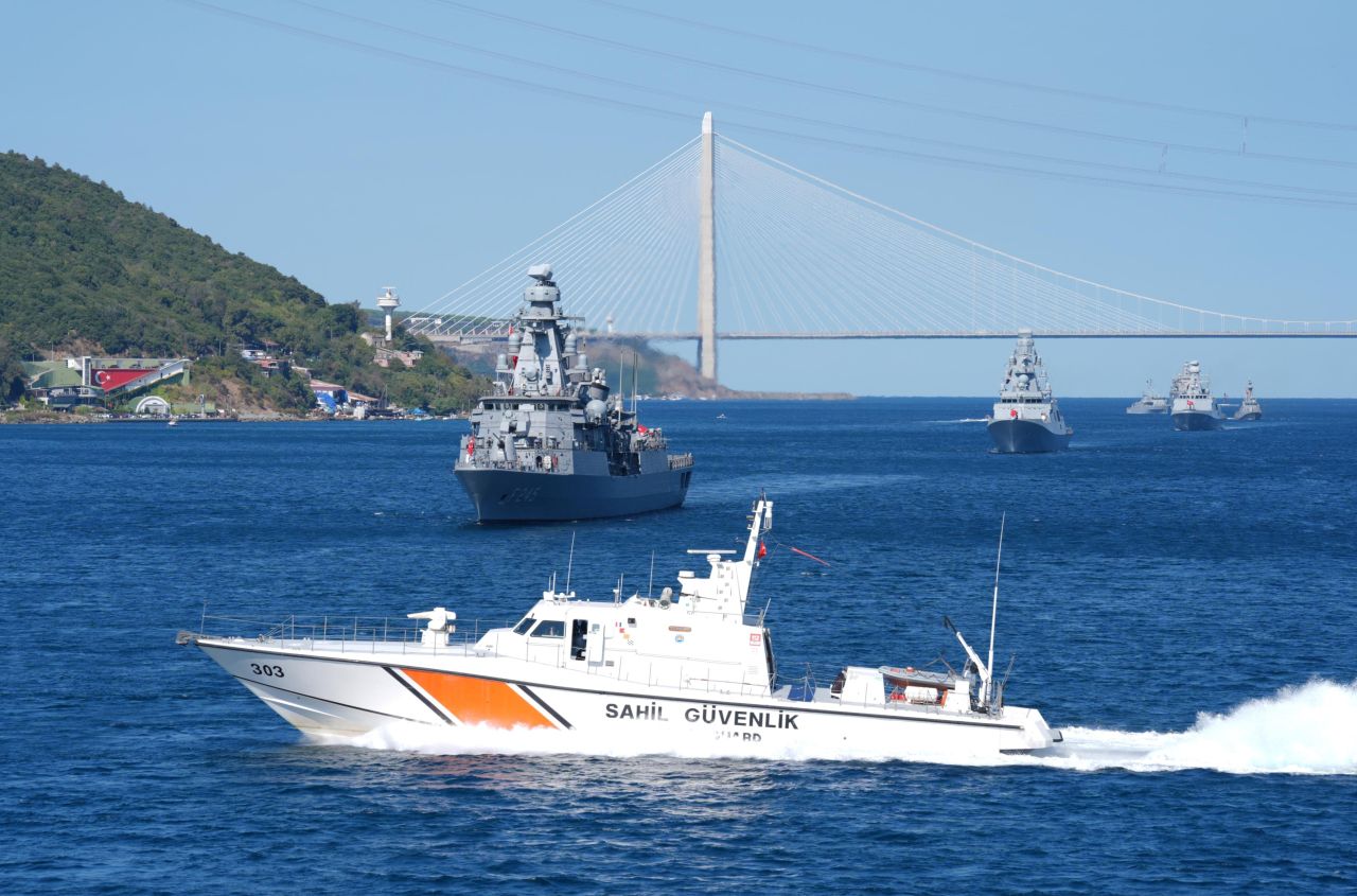 Mavi Vatan'da tarihi an! Atatürk’ün mirası yeniden denizlerde... Savarona ve TCG Anadolu Boğaz'dan yan yana geçiyor! 19