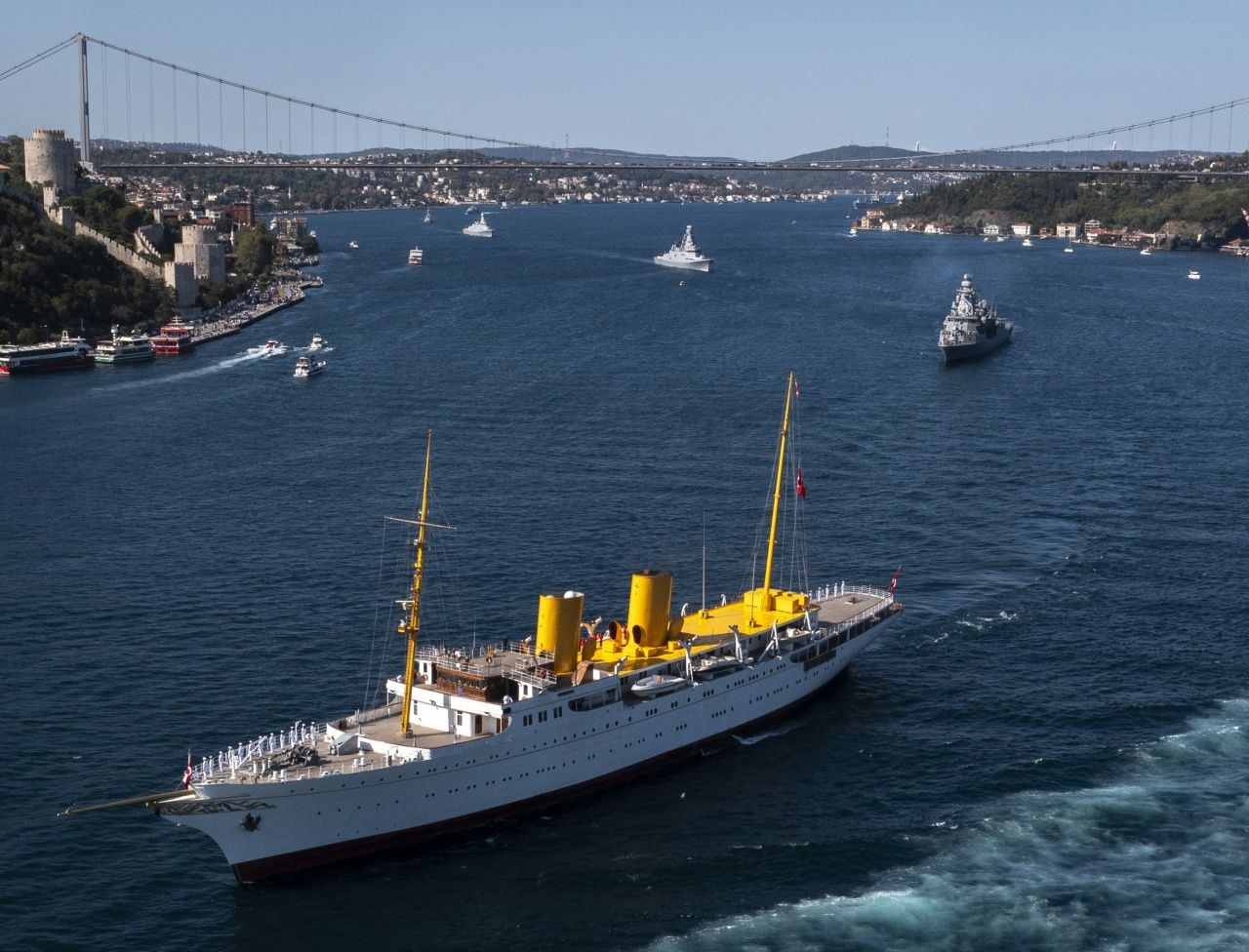 Mavi Vatan'da tarihi an! Atatürk’ün mirası yeniden denizlerde... Savarona ve TCG Anadolu Boğaz'dan yan yana geçiyor! 18