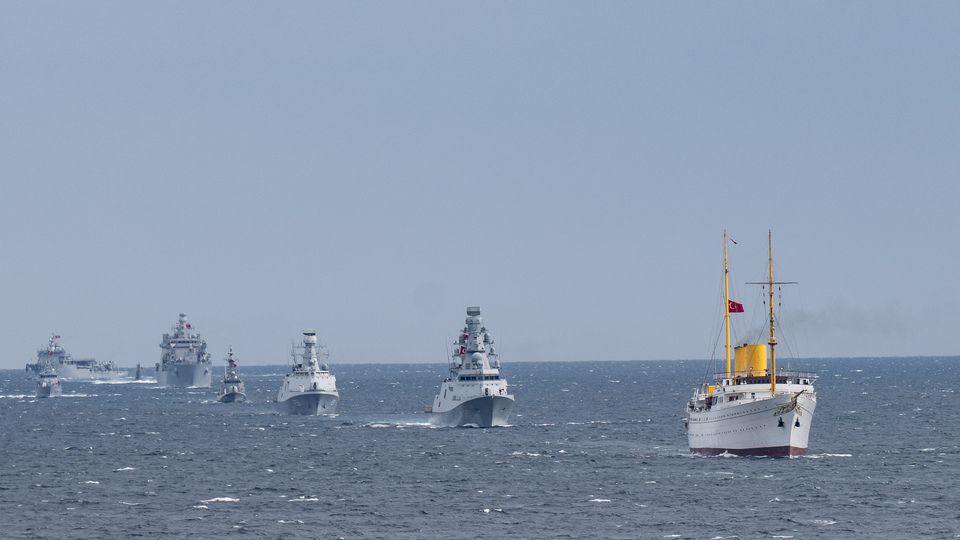 Mavi Vatan'da tarihi an! Atatürk’ün mirası yeniden denizlerde... Savarona ve TCG Anadolu Boğaz'dan yan yana geçiyor! 4