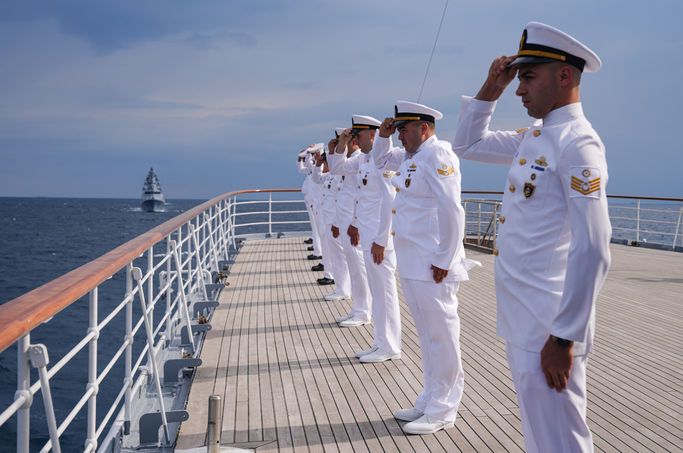 Mavi Vatan'da tarihi an! Atatürk’ün mirası yeniden denizlerde... Savarona ve TCG Anadolu Boğaz'dan yan yana geçiyor! 6