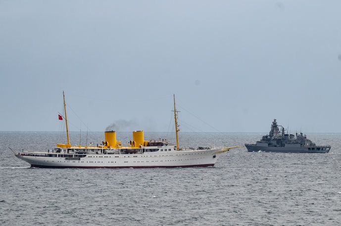 Mavi Vatan'da tarihi an! Atatürk’ün mirası yeniden denizlerde... Savarona ve TCG Anadolu Boğaz'dan yan yana geçiyor! 2