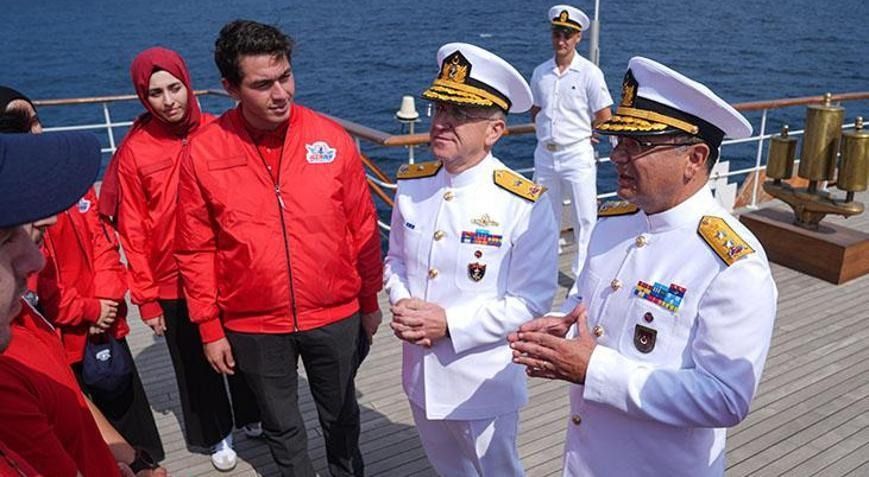 Mavi Vatan'da tarihi an! Atatürk’ün mirası yeniden denizlerde... Savarona ve TCG Anadolu Boğaz'dan yan yana geçiyor! 9