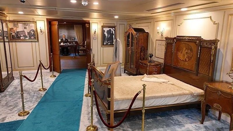 Mavi Vatan'da tarihi an! Atatürk’ün mirası yeniden denizlerde... Savarona ve TCG Anadolu Boğaz'dan yan yana geçiyor! 15