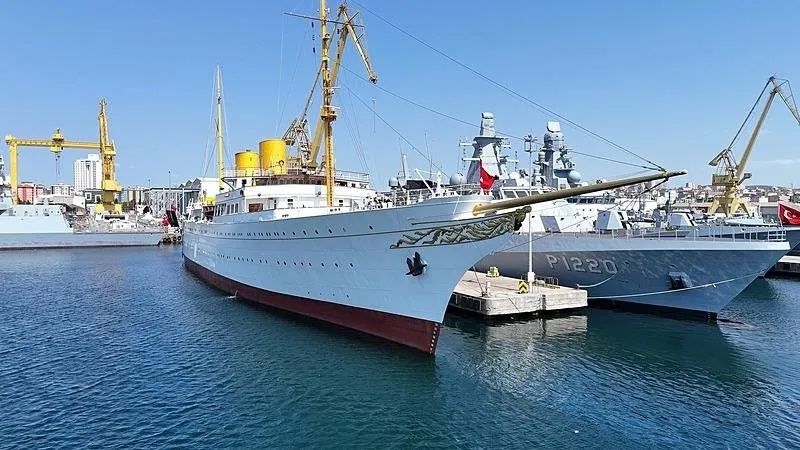 Mavi Vatan'da tarihi an! Atatürk’ün mirası yeniden denizlerde... Savarona ve TCG Anadolu Boğaz'dan yan yana geçiyor! 16