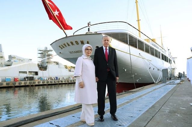 Mavi Vatan'da tarihi an! Atatürk’ün mirası yeniden denizlerde... Savarona ve TCG Anadolu Boğaz'dan yan yana geçiyor! 1