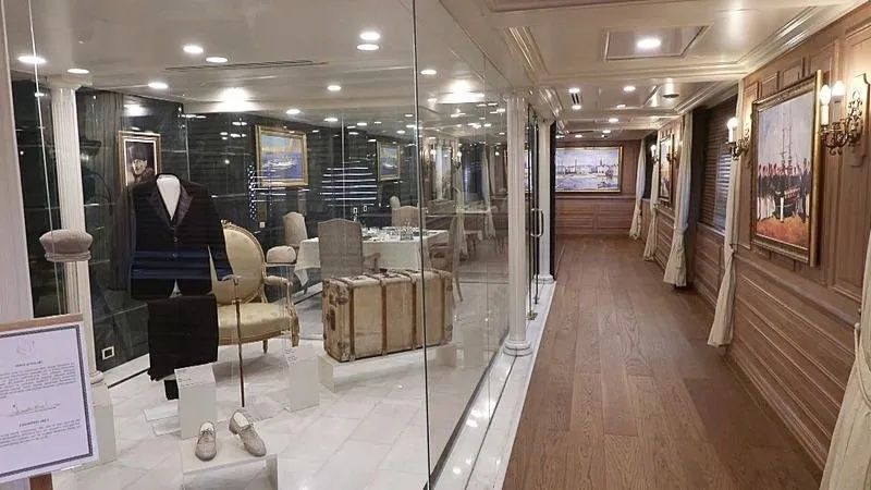 Mavi Vatan'da tarihi an! Atatürk’ün mirası yeniden denizlerde... Savarona ve TCG Anadolu Boğaz'dan yan yana geçiyor! 14