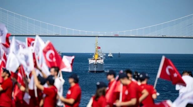 9 gemi tek yürek, Mavi Vatan coşkusu... Cumhurbaşkanı Erdoğan, Boğaz’daki geçit töreninde Savarona ve TCG Anadolu’yu selamladı 3