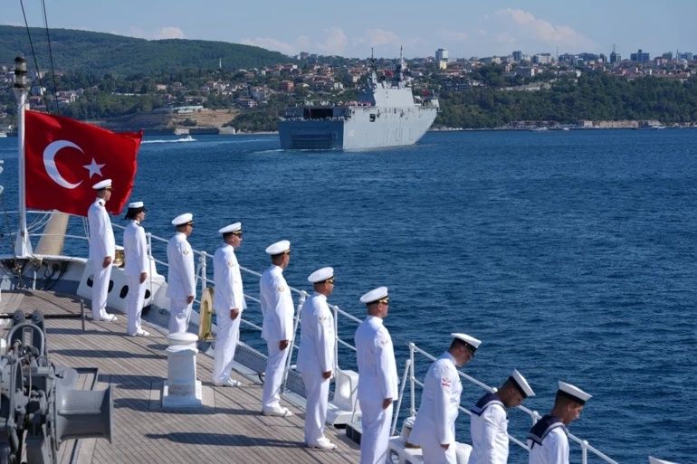 9 gemi tek yürek, Mavi Vatan coşkusu... Cumhurbaşkanı Erdoğan, Boğaz’daki geçit töreninde Savarona ve TCG Anadolu’yu selamladı 4