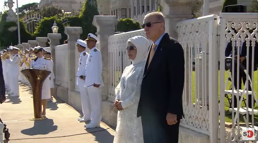 9 gemi tek yürek, Mavi Vatan coşkusu... Cumhurbaşkanı Erdoğan, Boğaz’daki geçit töreninde Savarona ve TCG Anadolu’yu selamladı 6