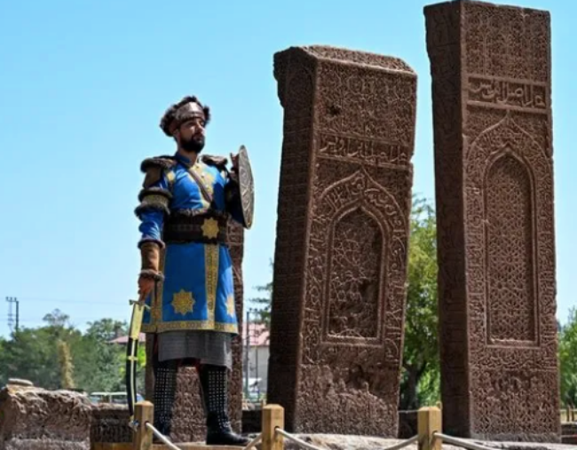 Ahlat'ta Selçuklu Mezarlığı ziyareti... Cumhurbaşkanı Erdoğan, Devlet Bahçeli ile han çadırında sohbet etti! 7