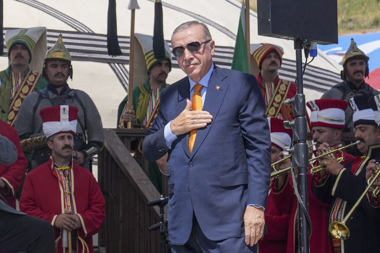Ahlat'ta Selçuklu Mezarlığı ziyareti... Cumhurbaşkanı Erdoğan, Devlet Bahçeli ile han çadırında sohbet etti! 2