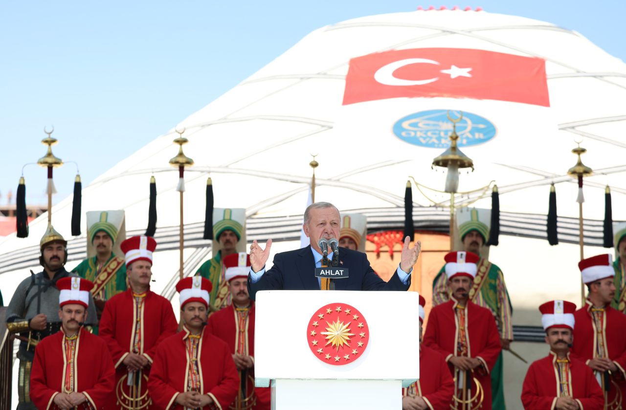 Ahlat'ta Selçuklu Mezarlığı ziyareti... Cumhurbaşkanı Erdoğan, Devlet Bahçeli ile han çadırında sohbet etti! 3