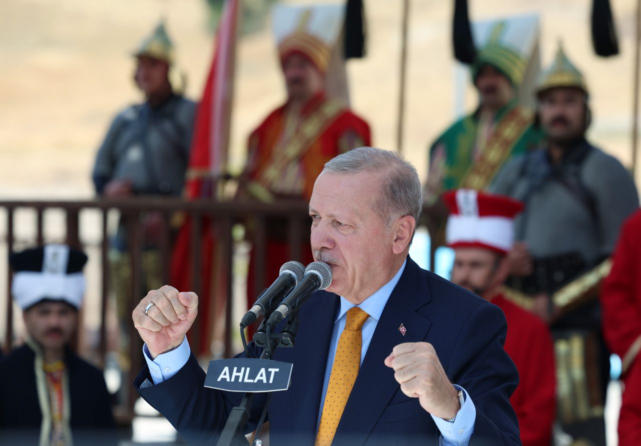 Ahlat'ta Selçuklu Mezarlığı ziyareti... Cumhurbaşkanı Erdoğan, Devlet Bahçeli ile han çadırında sohbet etti! 5