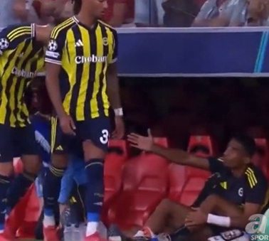 Fenerbahçe'de Tam Bir Çöküş! Yıldız Futbolcular Yedek Kulübesinde Birbirine Girdi 1