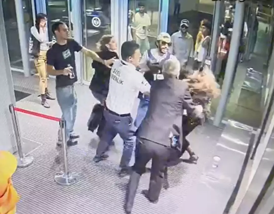 Lansman etkinliğinde gergin anlar: Su Özcan ile Lil Zey birbirine girdi! Yumrukların havada uçuştuğu kavgaya Mecnun Giasar da dahil oldu 2