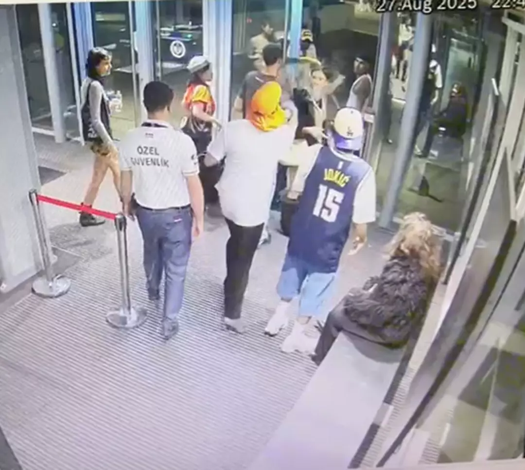 Lansman etkinliğinde gergin anlar: Su Özcan ile Lil Zey birbirine girdi! Yumrukların havada uçuştuğu kavgaya Mecnun Giasar da dahil oldu 3