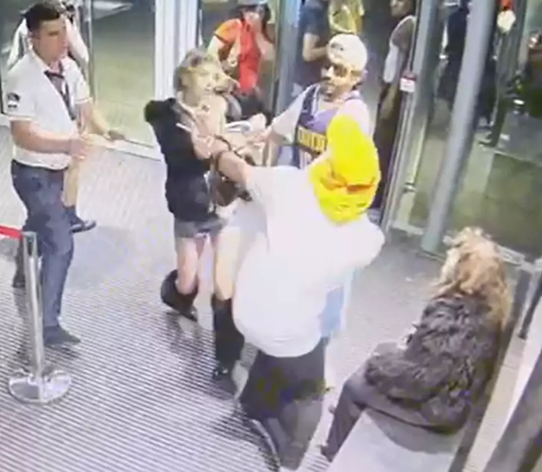 Lansman etkinliğinde gergin anlar: Su Özcan ile Lil Zey birbirine girdi! Yumrukların havada uçuştuğu kavgaya Mecnun Giasar da dahil oldu 4